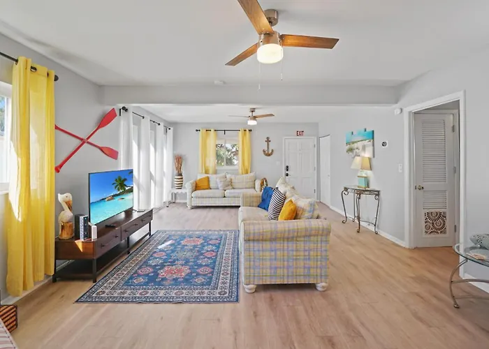 Jacksonville Beach Home - Walk To Beach, Bars & Restaurants - Pet Friendly